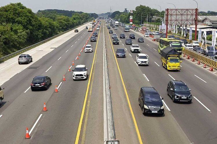 Contra flow di ruas jalan tol Jakarta - Cikampek Km 57, Kamis (25/12/2025).