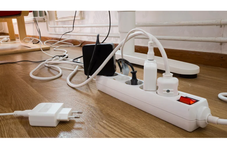 Jika ingin lebih praktis, pengguna bisa memanfaatkan stop kontak dengan sakelar. Jadi setelah selesai ngecas, pengguna tinggal matikan sakelar stop kontak. Dengan begitu aliran listrik bisa diputus tanpa perlu mencabut adaptor satu per satu. 