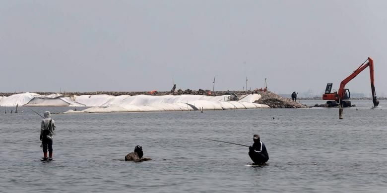 Warga memancing di sekitar proyek pembangunan tanggul di Pesisisr Jakarta di Kawasan Ancol, Jakarta Utara, Kamis (12/11/2015). Reklamasi pantai terus dilakukan untuk pembangunan kawasan utara Jakarta.
