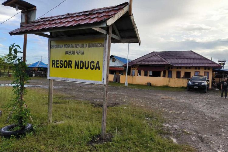 Keadaan di Polres Nduga yang masuk dalam wilayah rawan. Tampak bangunan tersebut tidak memiliki pagar dan merupakan bekas Pos Polisi Kenyam, Nduga, Papua Tengah