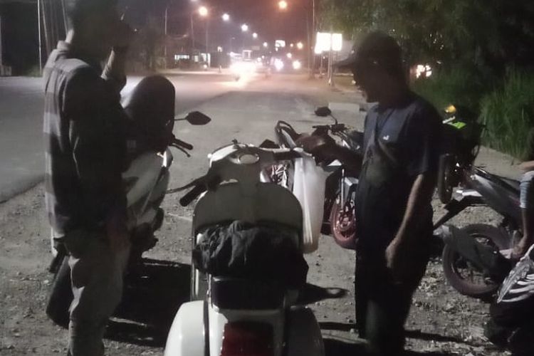 Vespa Mogok dibantu oleh relawan jalanan malam