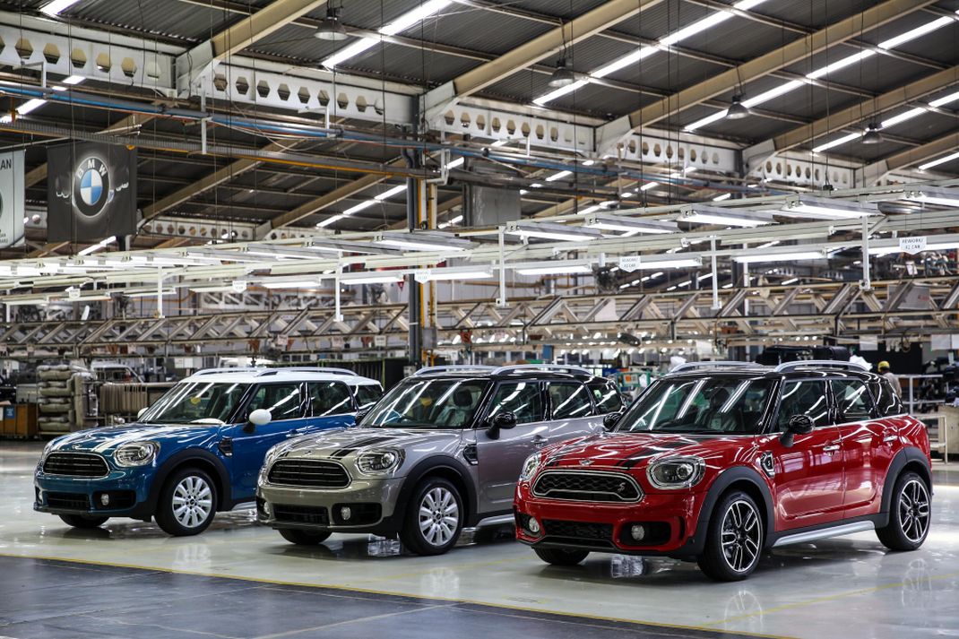 Pekerja menyelesaikan perakitan mobil New Mini Cooper Countryman di pabrik BMW Production Network 2, PT Gaya Motor, Jakarta Utara, Kamis (6/9/2018). Edisi pertama yang dirakit terdiri dari dua varian, yakni MINI Cooper Countryman dan New MINI Cooper S Countryman Sports.