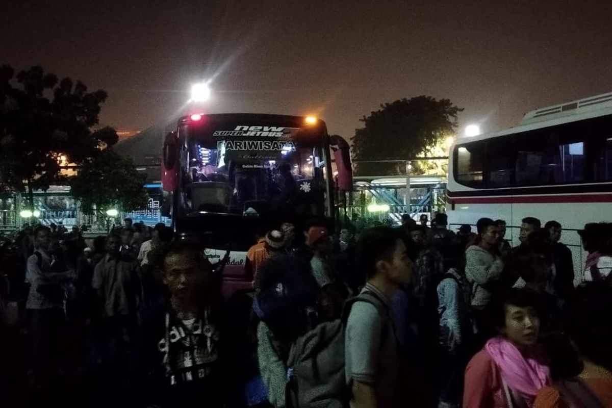 Suasana terminal Tanjung Priok, Jakarta Utara Selasa (16/4/2019) malam, yang dipenuhi penumpang. Kepala Stasiun Tanjung Priok Mulya menyebutkan malam ini jumlah penumpang mengalami lonjakan sebanyak 50 persen. Kebanyakan penumpang pulang untuk melaksanakan pemilu. 