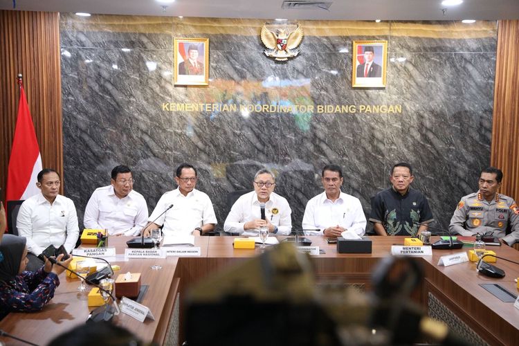 Mendagri Muhammad Tito Karnavian bersama Menko Pangan Zulkifli Hasan, Menteri Pertanian Andi Amran Sulaiman, Kepala Badan Pangan Nasional (Bapanas) Arief Prasetyo Hadi, dan pemangku kepentingan lainnya Rapat Koordinasi Terbatas Tindak Lanjut Arahan Presiden Terkait Manipulasi Harga Beras dan Beras Oplosan, di Kantor Kementerian Koordinator Bidang Pangan, Jakarta, Jumat (25/7/2025).