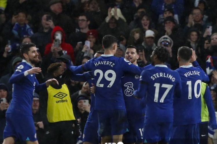 Para pemain Chelsea merayakan gol Mason Mount (tengah) ke gawang Bournemouth pada laga pekan ke-17 Liga Inggris 2022-2023 di Stadion Stamford Bridge, Rabu (28/12/2022) dini hari WIB. Gol Mount memastikan Chelsea menang 2-0 atas Bournemouth.