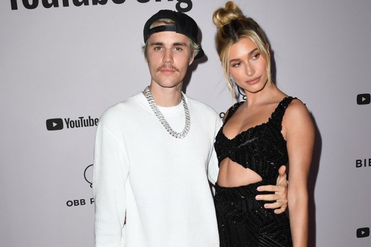 Pasangan artis Justin Bieber dan Hailey Bieber menghadiri peluncuran video seri dokumenter Justin Bieber: Seasons yang dirilis YouTube Originals di Regency Bruin Theatre, Los Angeles, California, pada 27 Januari 2020.   