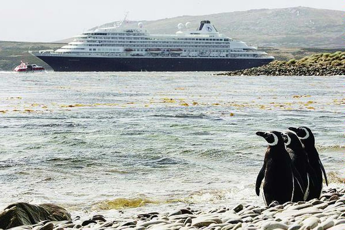 Sebuah kapal pesiar melintas di Teluk Hadassa, Stanley, Kepulauan Falkland, teritori Inggris. Argentina kembali mempersoalkan Malvinas, sebutan bagi Falkland.