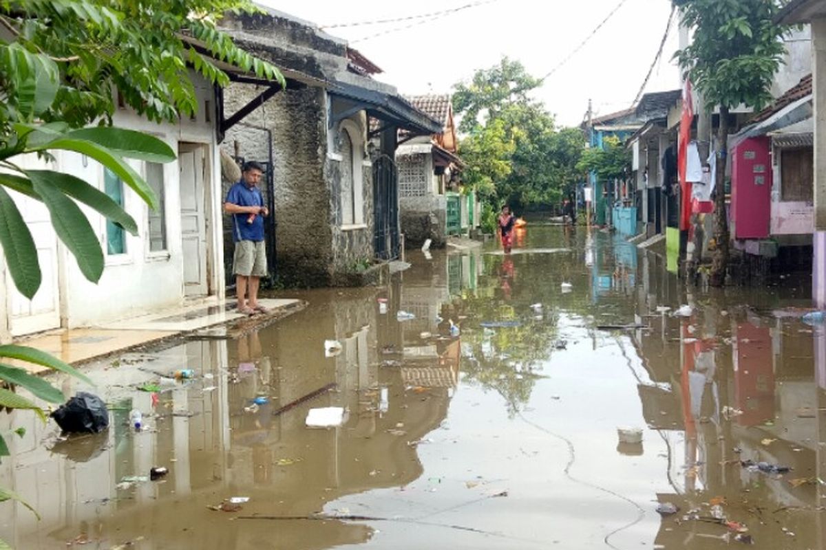 Banjir masih merendam kawasan Kampung Bulak, Pondok Kacang Timur, Pondok Aren, Kota Tangerang Selatan sejak Selasa (25/2/2020) dini hari. 
