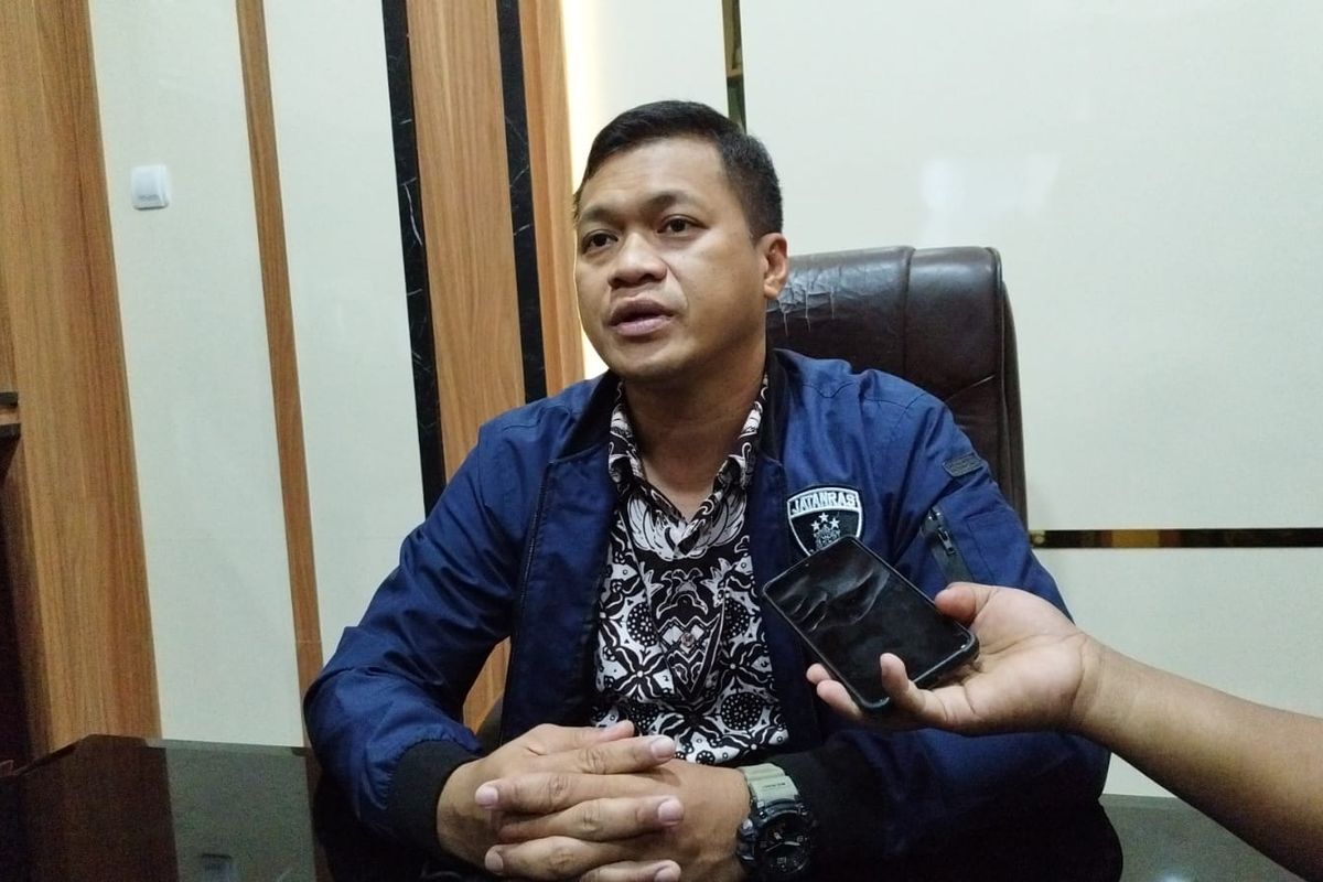 Kasat Reskrim Polresta Banyuwangi, Kompol Agus Sobarna Praja saat dimintai keterangan 