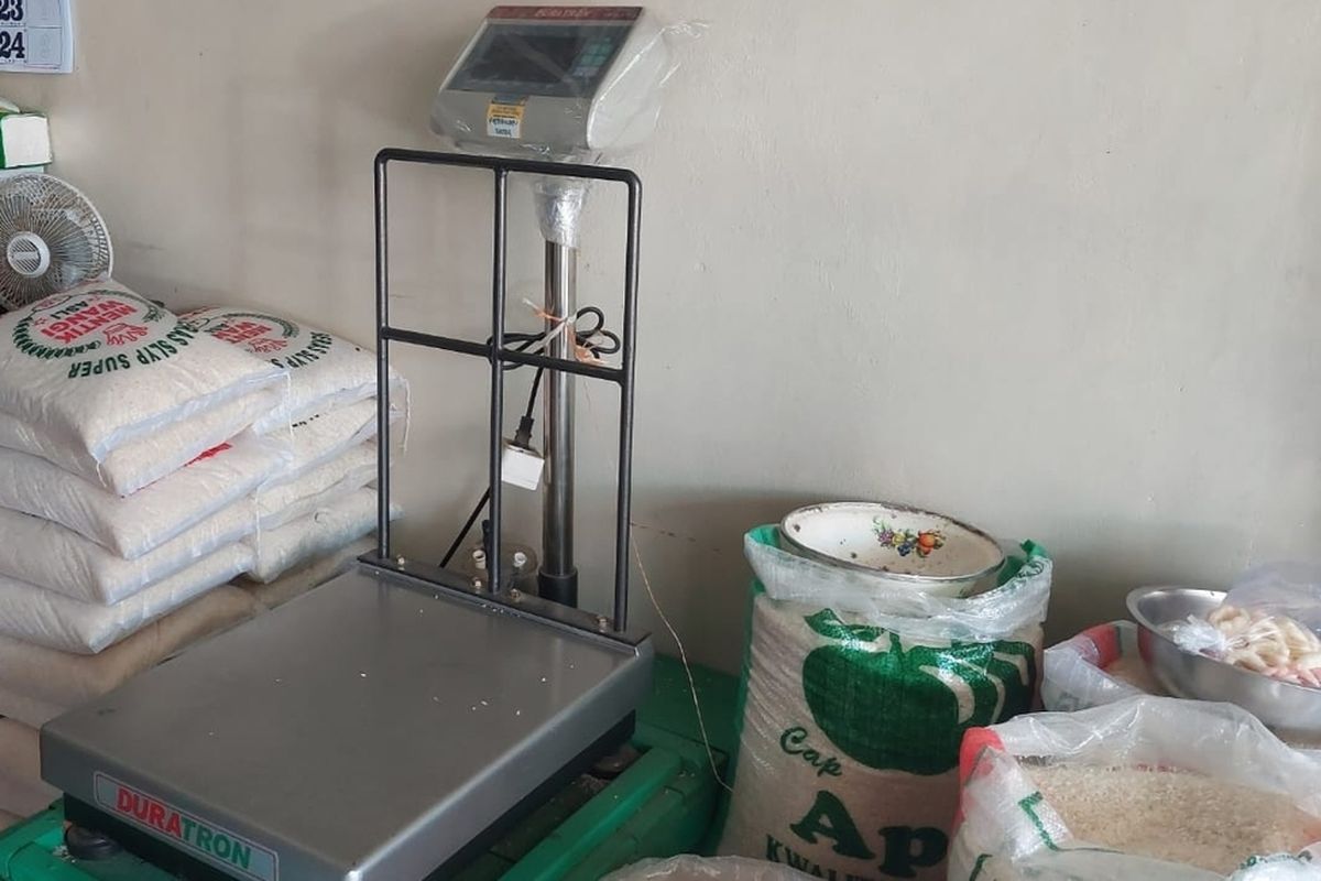 Pedagang beras di Pasar Wates, Kabupaten Kulon Progo, Daerah Istimewa Yogyakarta.