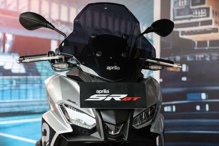 Tampilan motor Aprilia SR-GT saat peluncuran di Jakarta, Sabtu (16/7/2022). Aprilia SR-GT, premium skuter sporty resmi meramaikan pasar otomotif Indonesia.