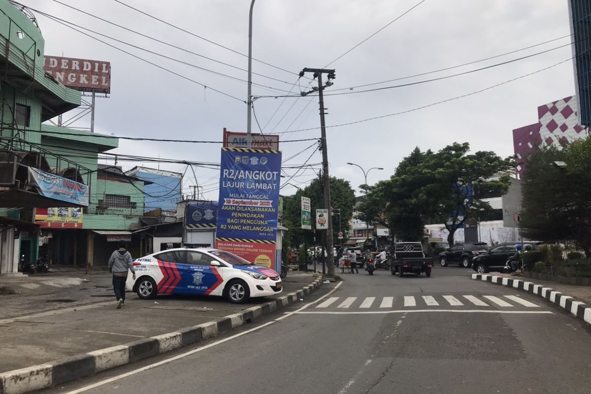 Spanduk Operasi Zebra di persimpangan Jalan Margonda-Jalan Arif Rahman Hakim, Depok, Jawa Barat pada Senin (15/11/2021).