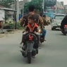 Video Viral Bonceng Anak Hadap Belakang, Pahami Risikonya