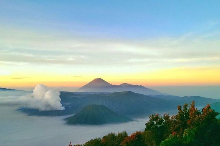 Javanesia Tour menawarkan paket wisata Bromo dengan harga terjangkau dan layanan lengkap, mulai dari antar-jemput, tiket wisata, tour guide, hingga dokumentasi perjalanan.