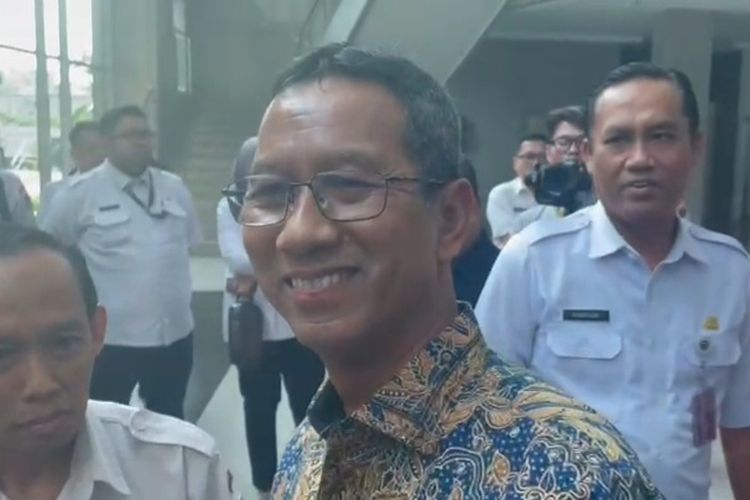 Pj Gubernur DKI Jakarta Heru Budi Hartono hanya tersenyum saat ditanya pencabutan predikat Jakarta sebagai Kota Ramah Sepeda oleh B2W, Rabu (8/11/2023).