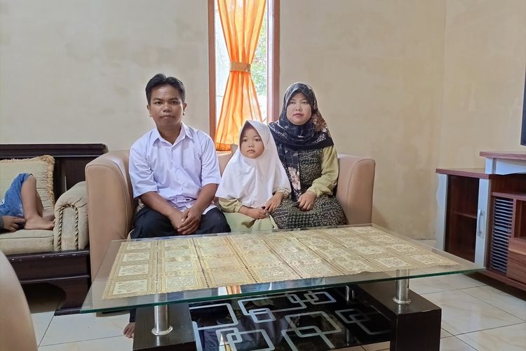 Pak Tatang (40) warga Kampung Golang, Desa Narawita, Kecamatan Cicalengka, Kabupaten Bandung, Jawa Barat yang rumahnya direnovasi oleh jajaran Polsek Cicalengka dan Jajaran Kepala Desa, Selasa (23/4/2024)