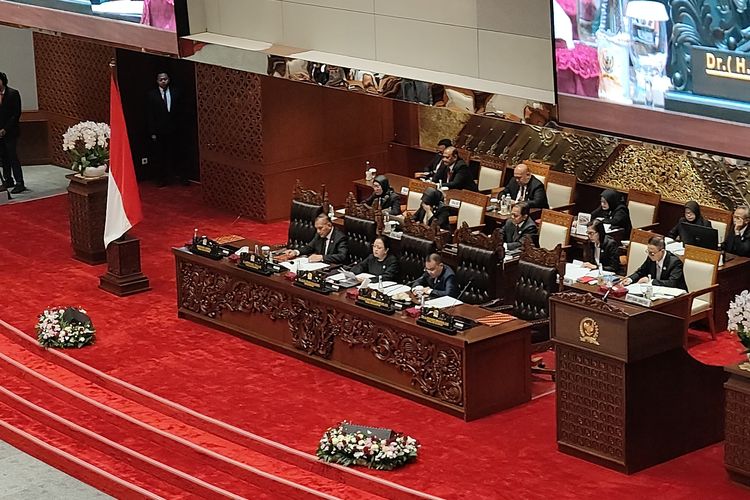 Para pimpinan DPR duduk di kursi masing-masing untuk memulai rapat paripurna, Selasa (4/6/2024).