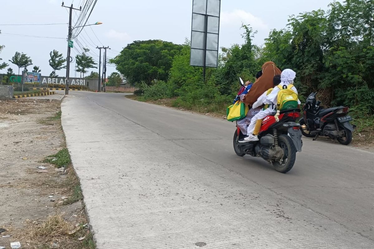 Kondisi terkini dari lokasi penembakan yang terjadi di Jalan Pertamina, Pondok Perumahan Buni Bakti, Babelan, Kabupaten Bekasi, Selasa (7/11/2023). Penembakan itu terjadi pada Senin (6/11/2023). Akibatnya, dua orang dinyatakan terluka. Belum diketahui motif dibalik penembakan yang terjadi.