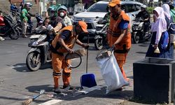 Di Balik Demo Jakarta, 1.300 Petugas Dikerahkan untuk Angkut Sampah