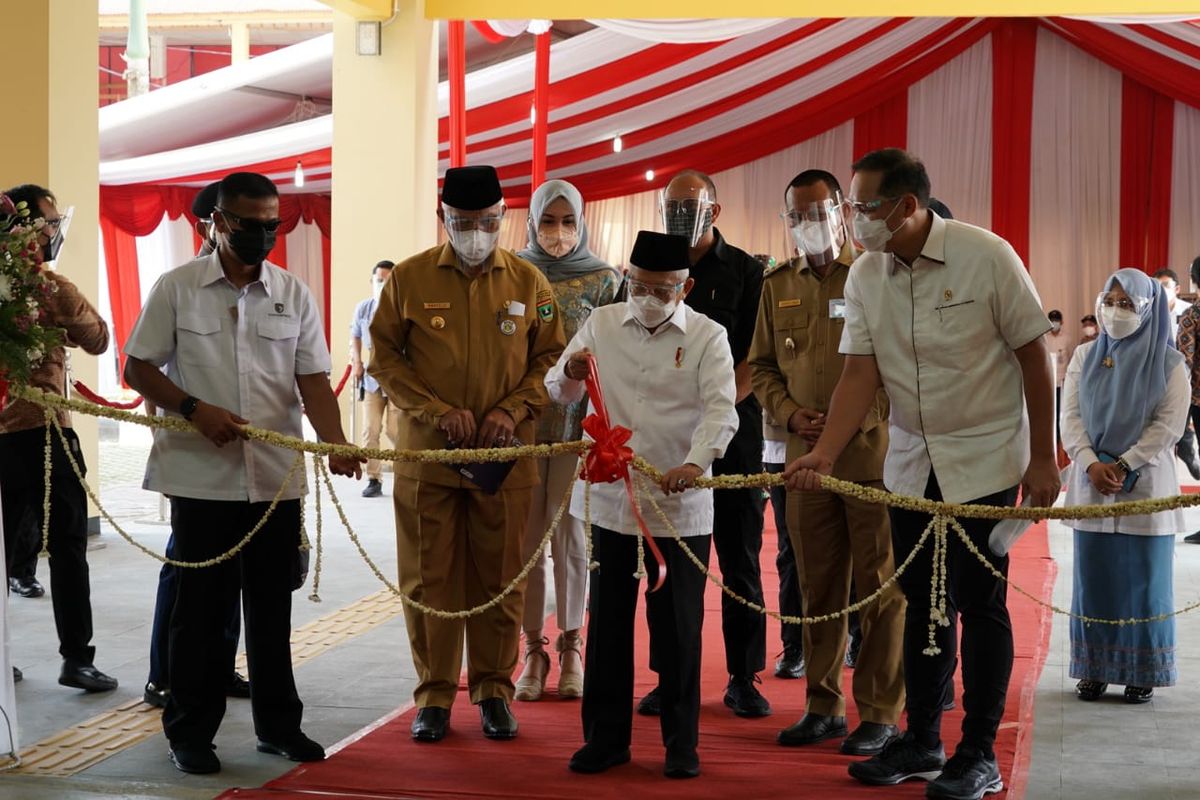 Wakil Presiden Ma'ruf Amin saat meresmikan Pasar Rakyat Kota Pariaman, Sumatera Barat, Selasa (6/4/2021). 