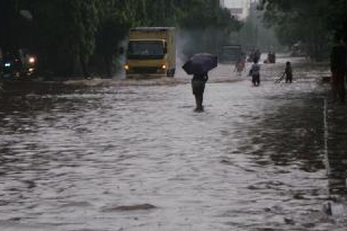 Banjir menggenangi ruas jalan hampir sepanjang jalur dari arah Universitas Kristen Indonesia di Cawang, menuju arah Kebon Nanas, Jakarta Timur. Rabu (13/11/2013).