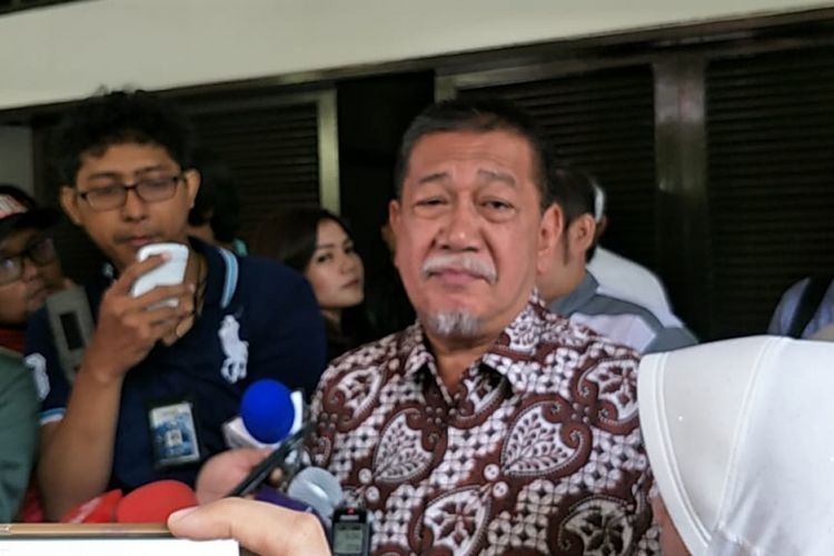 Calon gubernur Jawa Barat Deddy Mizwar di kediamannya, Perum Jatiwaringin Asri, Pondok Gede, Bekasi, Rabu (27/6/2018).