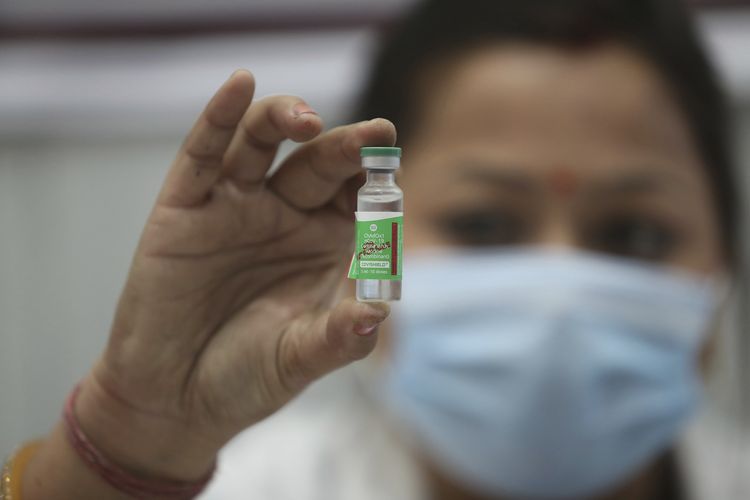 Dokter menunjukkan vaksin Covid-19 di rumah sakit pemerintah di Jammu, India, pada Sabtu (16/1/2021). India mulai memvaksinasi para tenaga kesehatan hari itu, yang merupakan salah satu program vaksinasi virus corona terbesar di dunia, karena negara tersebut berpenduduk 1,3 miliar jiwa.