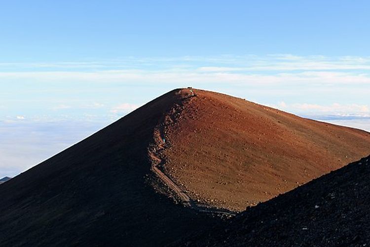 Gunung Mauna Kea merupakan salah satu contoh gunung api berbentuk tameng.