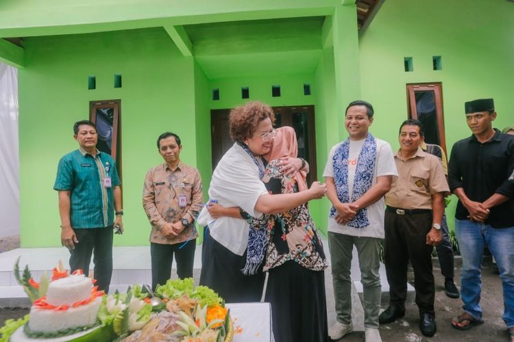 Direktur Utama IDM Febrina Intan (kiri) memeluk Hermiyati, warga penerima manfaat program rumah layak huni, saat acara peresmian di Klaten, Jawa Tengah, Kamis (15/1/2026). Bagi perusahaan, pembangunan hunian ini bukan sekadar bantuan fisik, melainkan simbol harapan baru dan martabat bagi keluarga penerima. 