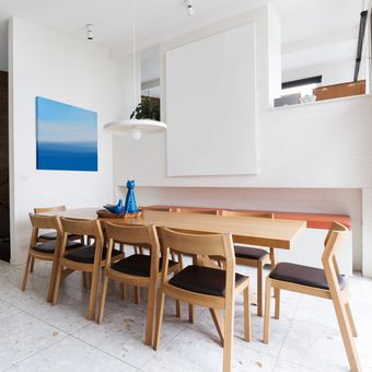 Ilustrasi ruang makan dengan furnitur kayu