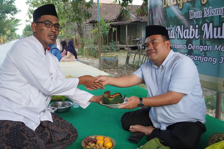 Bupati Blora Arief tampak menghadiri acara syukuran pembangunan Jalan Desa Mojorembun, Senin (16/9/2024). 