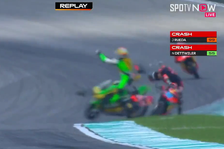Momen crash besar yang melibatkan dua pebalap Moto3, Jose Antonio Rueda dan Noah Dettwiler, di MotoGP Malaysia 2025 pada Minggu (26/10/2025).