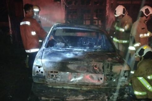 Dua Mobil Terbakar di Garasi, Petugas Damkar Temukan Botol Serupa Bom Molotov