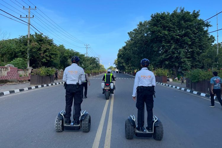 Polisi Pakai Kendaraan Listrik Saat Kawal Jalan Salib Agung di Labuan Bajo