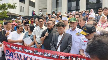 Kapal kargo besar berlayar di perairan sempit Selat Sunda