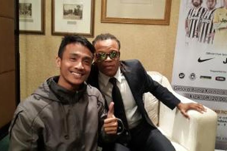 Kompas.com berkesempatan melakukan wawancara khusus bersama mantan pemain Juventus, Edgar Davids (kanan), di Hotel Shangri-La, Jakarta, Rabu (25/6/2014).