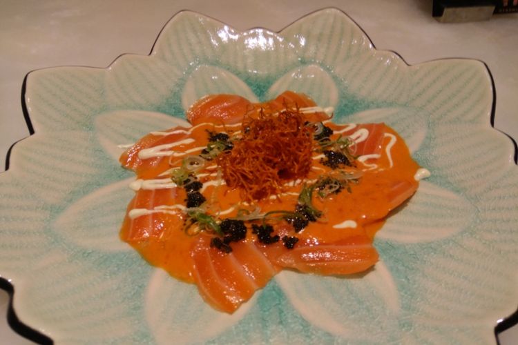 Sashimi salmon segar di Henshin. 