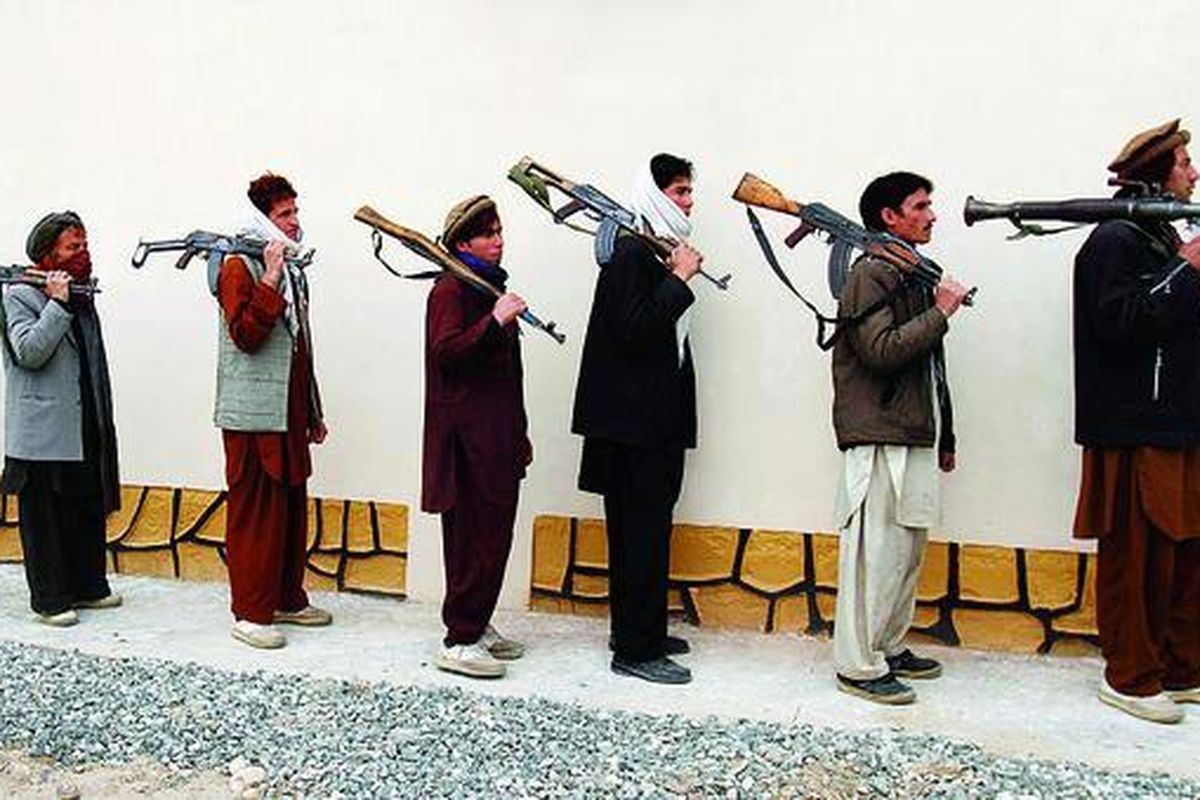 Mantan anggota Taliban  berbaris memanggul senjata  untuk menghadiri pertemuan dengan Pemerintah Afganistan di Mehterlam, provinsi Laghman, timur Kabul, Afganistan, Senin (12/3). Sekitar 200 mantan anggota Taliban dari Laghman menyerahkan senjata mereka kepada pemerintah sebagai bagian dari program rekonsiliasi damai.