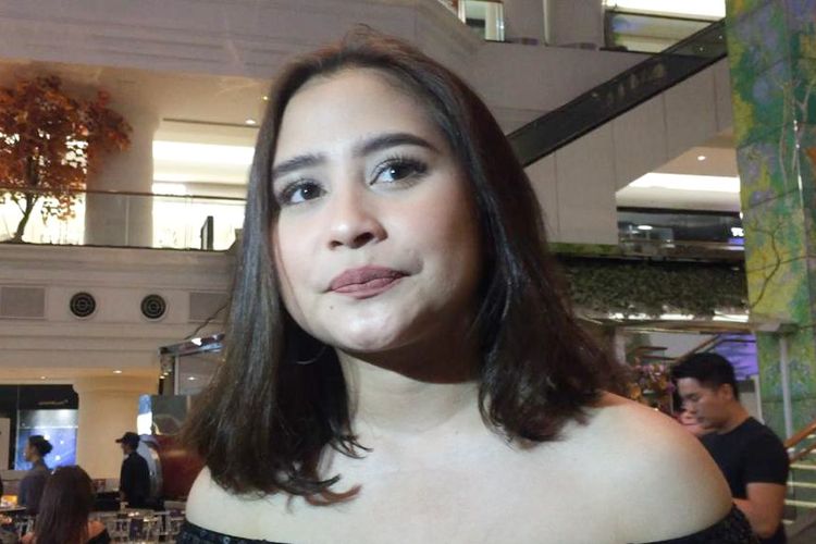 Artis peran Prilly Latuconsina saat diabadikan di Plaza Indonesia, Jakarta Pusat, belum lama ini.