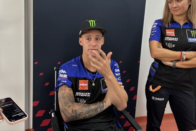 Pebalap Monster Energy Yamaha, Fabio Quartararo, berbicara dalam sesi jumpa pers usai Sprint Race MotoGP Mandalika 2024 di Sirkuit Mandalika, Lombok, Nusa Tenggara Barat, Sabtu (28/9/2024).