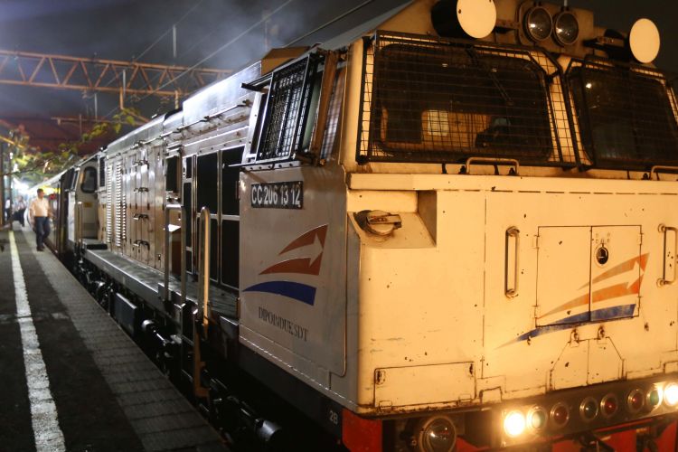 Suasana kereta api wisata priority sesaat sebelum keberangkatan dari Jakarta menuju Yogyakarta di Stasiun Gambir, Jakarta, Jumat (4/8/2017). Kereta wisata kelas priority ini memiliki fasilitas antara lain Audio Visual On Demain (AVOD) di setiap kursi penumpang, Mini Bar, TV 52 Inch, Crew Khusus, Toilet Khusus dan Kursi yang lebih nyaman dari kelas eksekutif. Harga tiket mulai dari Rp 750.000 sudah termasuk jasa restorasi 1x makan dan minum.