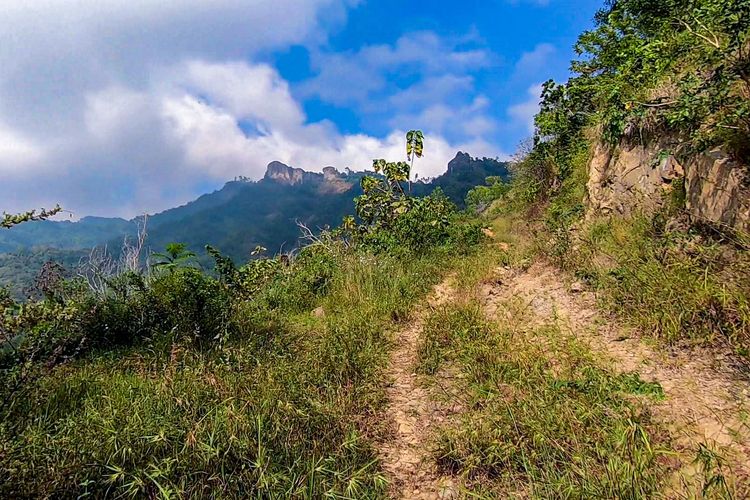 Kondisi Jalan Tembus Selogiri-Manyaran, 27 Mei 2021.