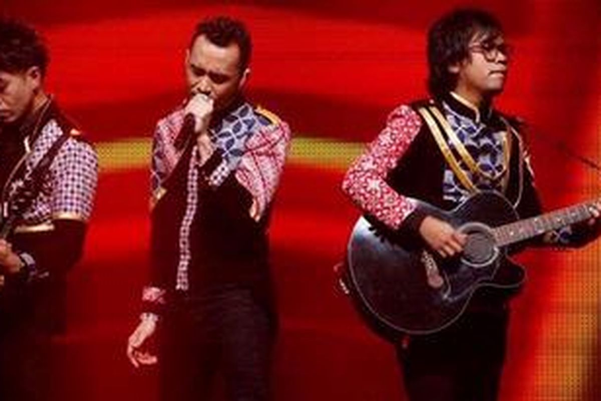 Nidji (hanya sebagian personel yang tampak) tampil dalam konser akbar Simfoni Semesta Raya dalam rangka peluncuran program-program Kompas di Layar Kacaa, di Plenary Hall, Jakarta Convention Center, 9 September 2011 malam. 
