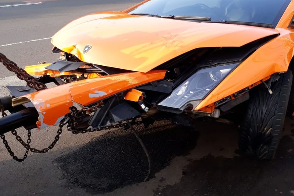 Mobil Lamborghini milik AM, pria yang menodongkan senjata terhadap dua pelajar, rusak akibat kecelakaan. 