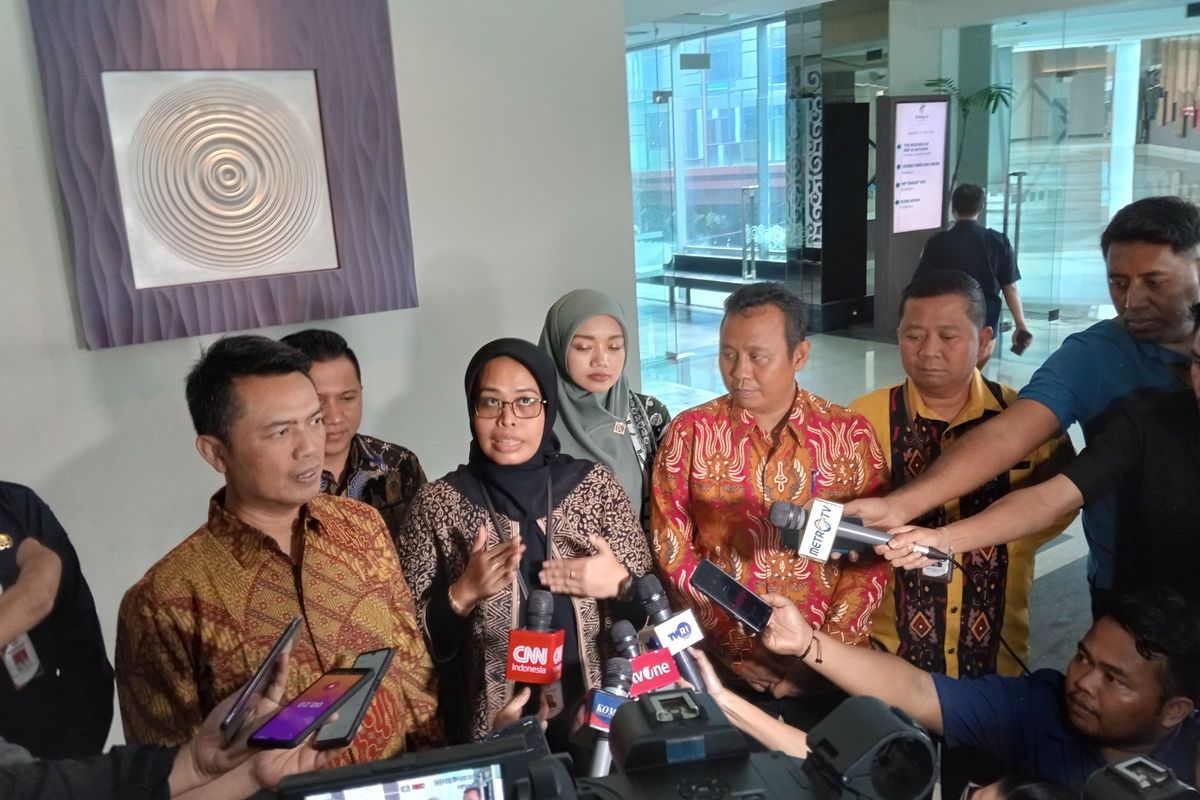 Ketua Divisi Teknis Penyelenggara KPU Jabar Adi Saputro dan Ketua KPU Jabar Ummi Wahyuni menjawab pertanyaan dari awak media usai rapat pleno penetapan pasangan calon gubernur dan wakil gubernur di Pilkada Jawa Barat 2024 di Holiday Inn, Jalan Dr. Djunjunan, Kota Bandung, Minggu (22/9/2024).