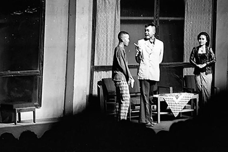 Pelawak Gepeng, Tarsan dan Jujuk saat tampil di panggung menghibur penonton pada pementasan pertama grup lawak Srimulat dengan lakon, Cinta Tahan Karat  di gedung pertunjukan Srimulat,  Taman Ria Remaja, 10 Oktober 1981.