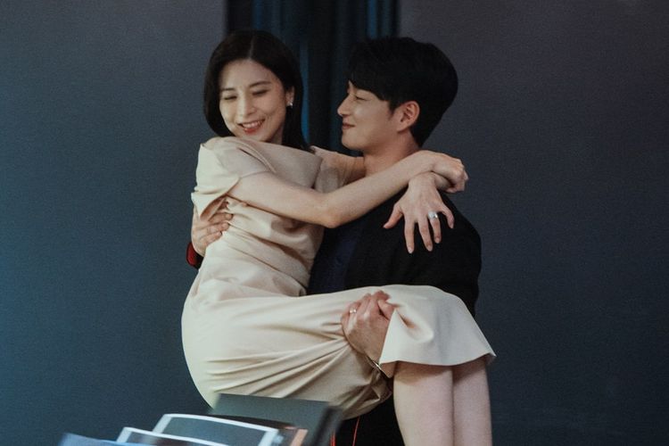 Pasangan Seo Hee Soo dan Han Ji Yong yang pada awalnya begitu harmonis namun mulai menunjukkan tanda keretakan setelah kehadiran guru privat putra Han Ji Yong, Kang Ja Kyung, yang ternyata tak seperti guru privat pada umumnya.