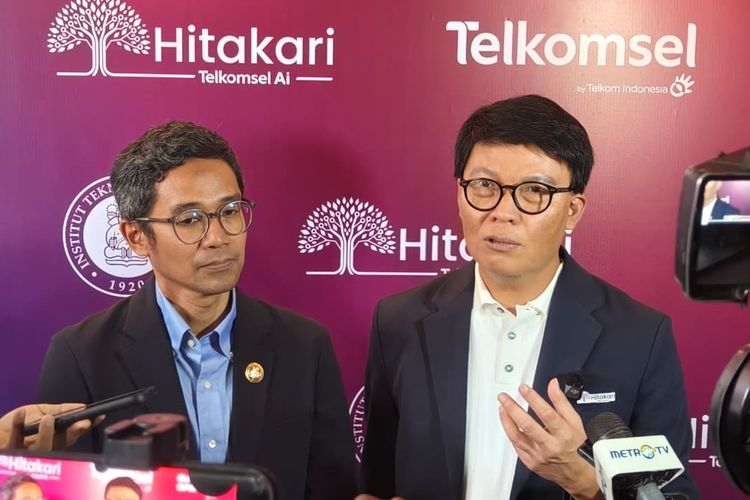 Direktur Utama Telkomsel, Nugroho (kanan) saat ditemui awak media
di sela acara peluncuran AI Innovation Hub di Institut Teknologi Bandung, Bandung, Jawa Barat, Selasa (16/12/2025).