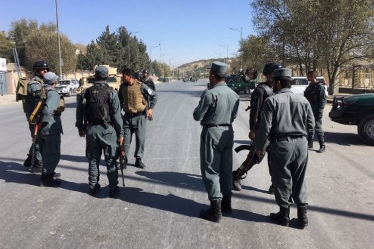 Pasukan keamanan Afganistan berjaga di sekitar gedung Shamshad TV. Tiga orang penyerang masuk, dan menembaki karyawan Shamshad TV dengan satu orang dilaporkan tewas (7/11/2017)