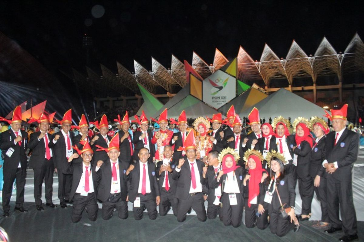 Pj Gubernur Sulsel Prof Zudan bersama dengan kontingen Sulsel di upacara pembukaan Pekan Olahraga Nasional (PON) XXI Aceh-Sumatera Utara di Stadion Harapan Bangsa, Banda Aceh, Aceh, Senin (9/9/2024). 